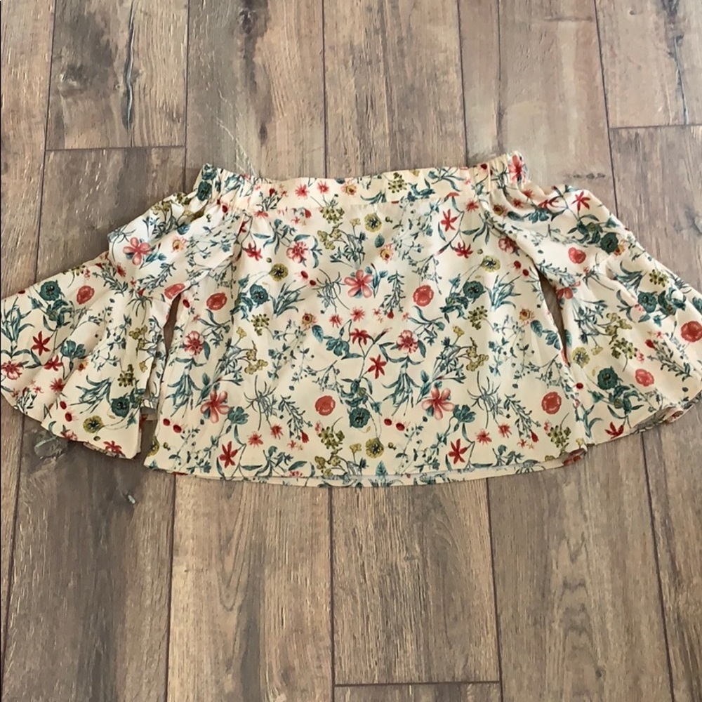 Floral off the shoulder bell sleeve crop top